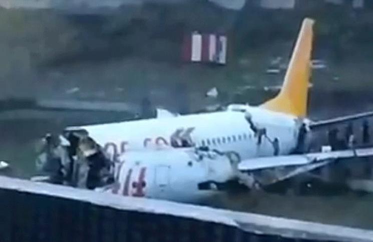 Un avión se despistó fuera de la pista, se partió en dos y estalló en llamas en Turquía