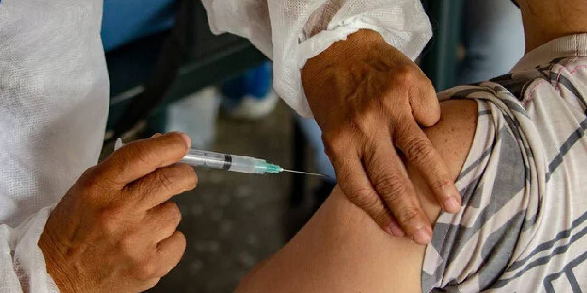 La cuarta dosis de la vacuna contra el coronavirus “quintuplica los anticuerpos”, según los especialistas