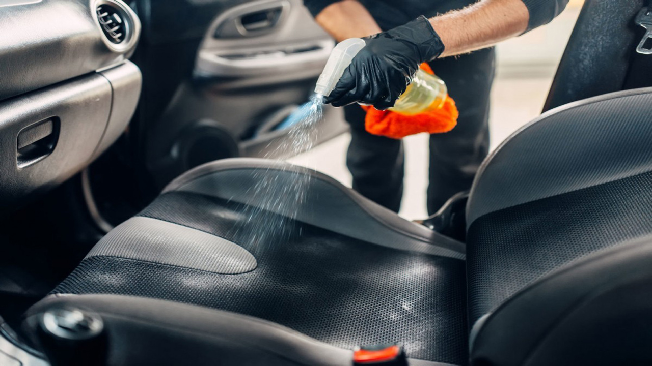 Cómo limpiar la tapicería del coche y dejarla impecable - AutoMotor