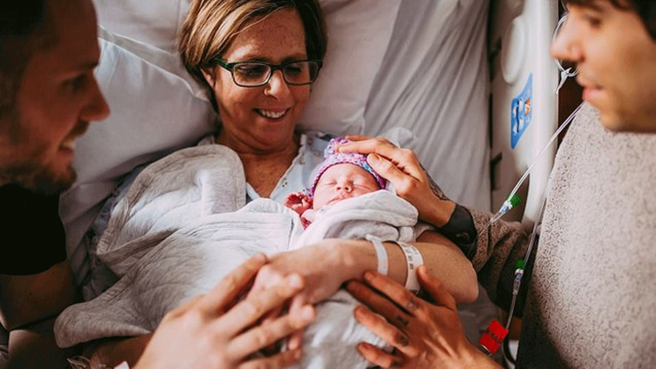 Amor eterno: Una mujer dio a luz a su nieta para que su hijo gay sea papá