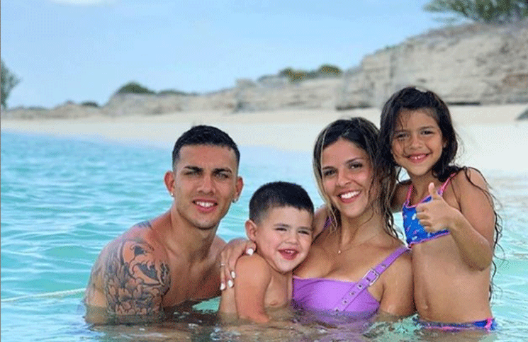 Leandro Paredes, su esposa Camila y sus dos hijos