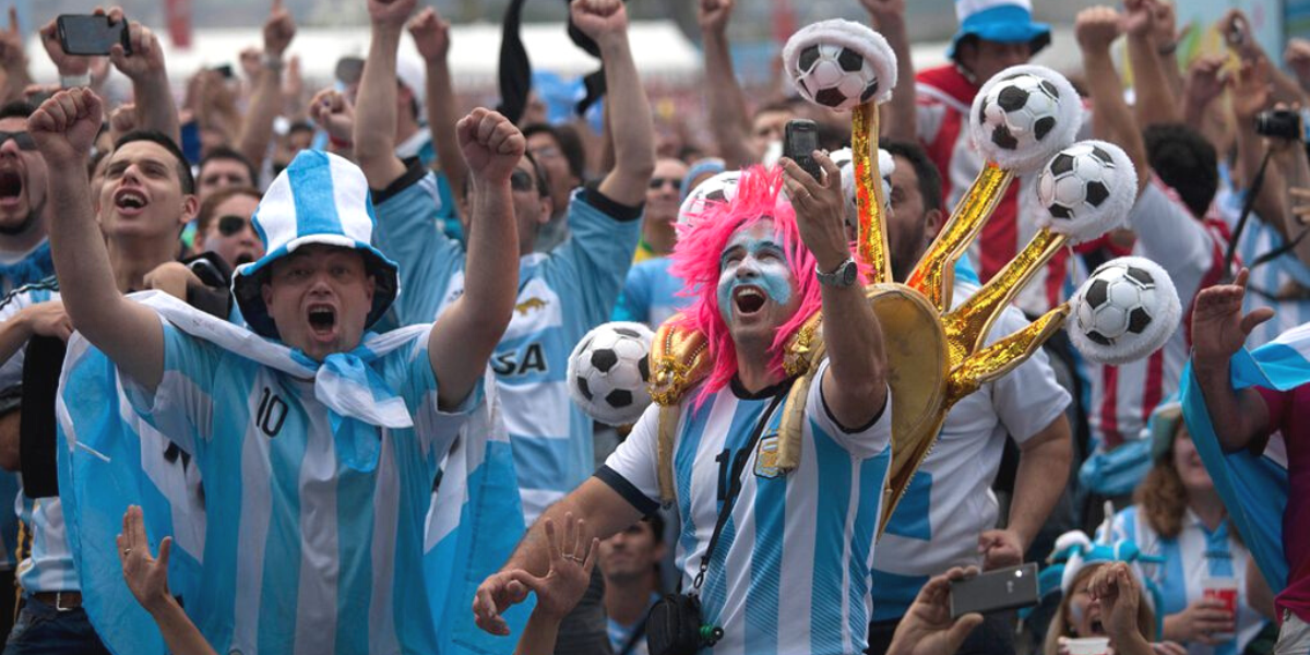 Los hinchas argentinos que van a viajar a Qatar 2022 presentaron su bandera: “Barwargento”