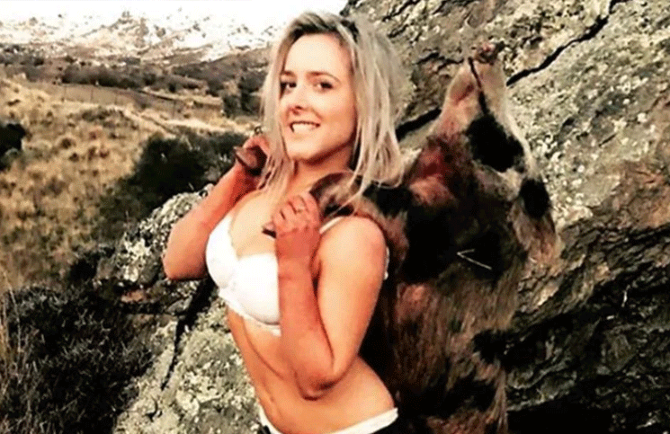 La amenazaron por cazar animales salvajes y sacarse fotos con sus presas en ropa interior