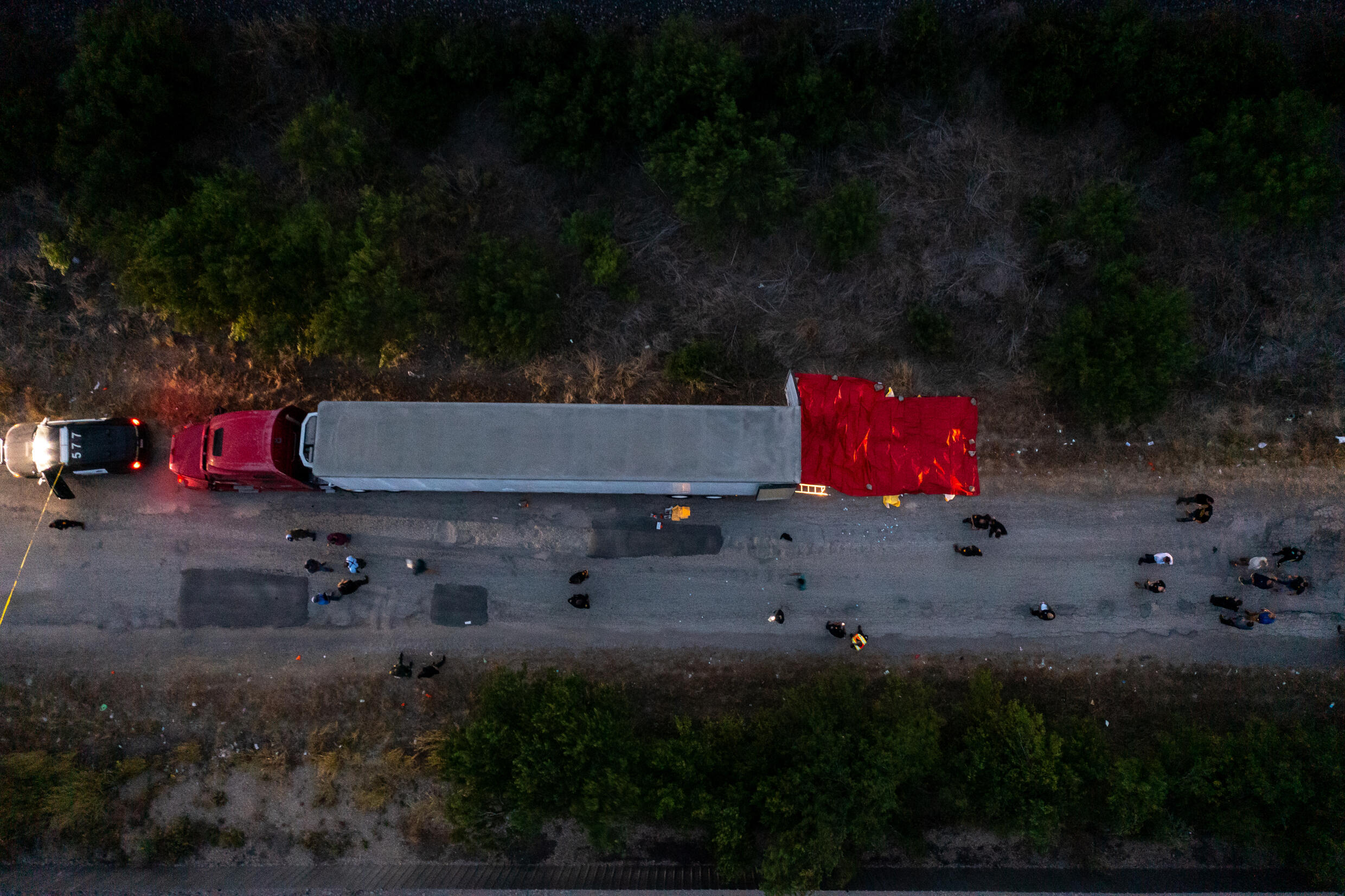 “Horrible tragedia” en EEUU: hallan 46 migrantes muertos en un camión en Texas