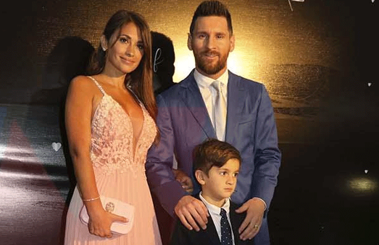 El hijo de Messi (desalineado) demoró la foto en la alfombra roja