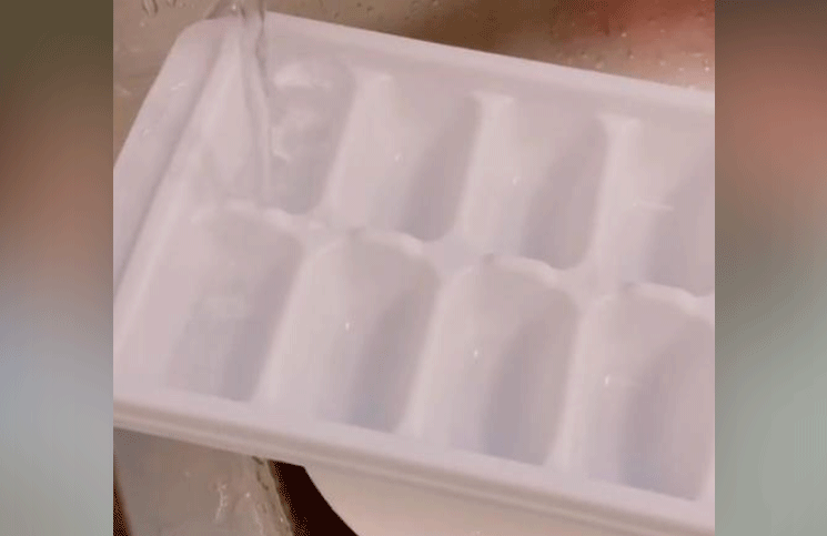 Un video viral demuestra que siempre rellenamos mal la cubetera de hielos