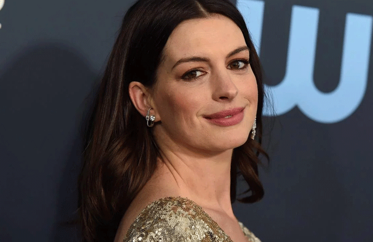 Espléndida y radiante: Anne Hathaway en la alfombra roja, a un mes de dar a luz.