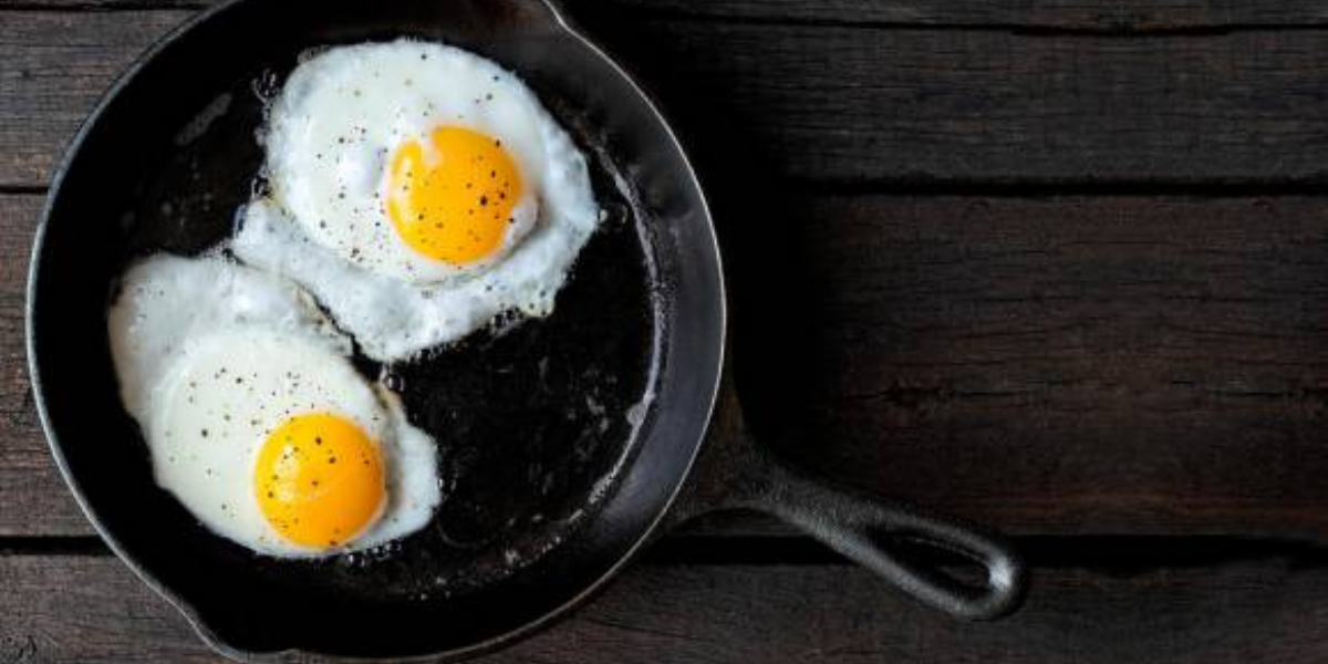 Un chef reveló la mejor forma de romper un huevo en el sartén y que salga perfecto