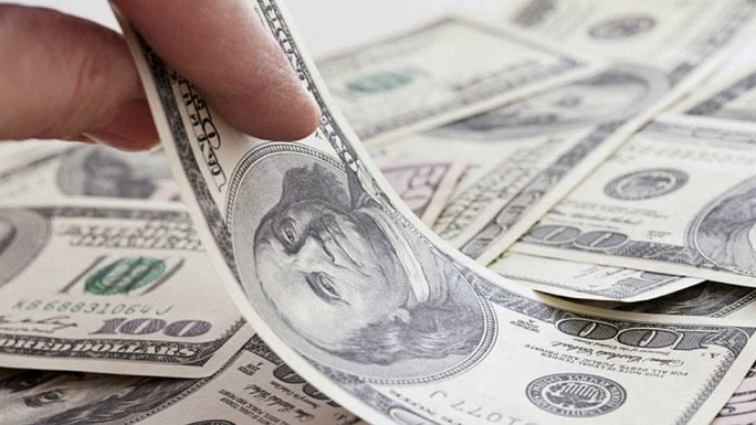 Dólar imparable: el blue subió a $239 y el riesgo país tocó su máximo en dos años