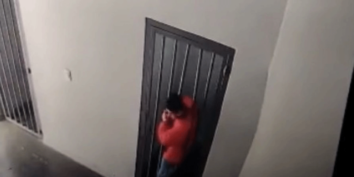 Video: un preso iba a ser juzgado por homicidio, dobló los barrotes de la celda y se fugó