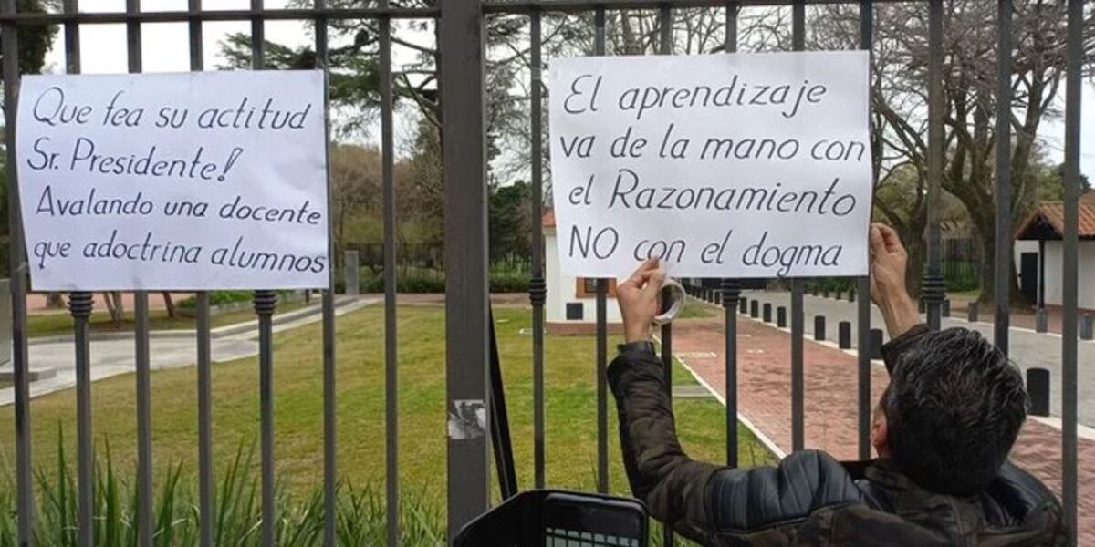 “Basta de adoctrinar”, estudiantes protestaron frente a Olivos contra la docente kirchnerista