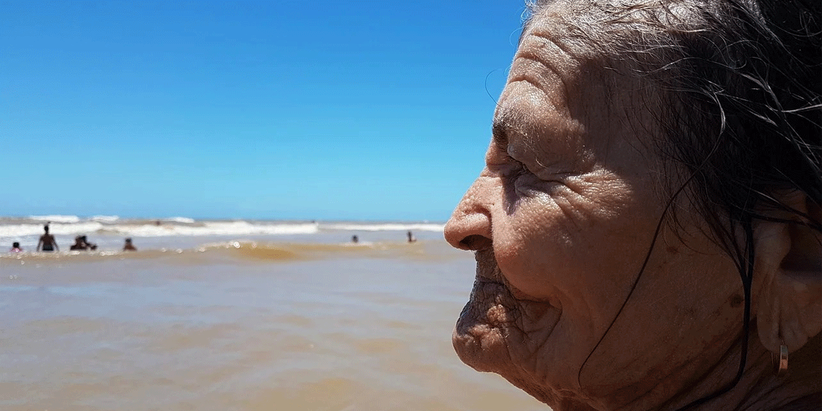 La historia detrás de la abuela de 81 años que escapó del geriátrico y viajó 80 kilómetros a la playa de su infancia
