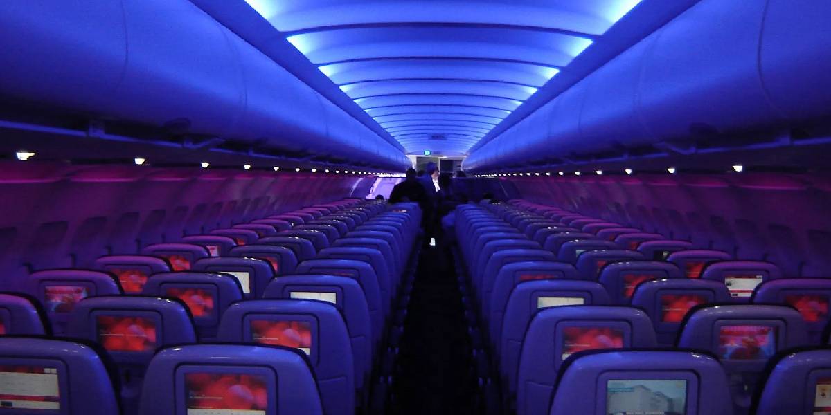 Una azafata sorprendió al contar el verdadero motivo por el que se apagan las luces del avión 