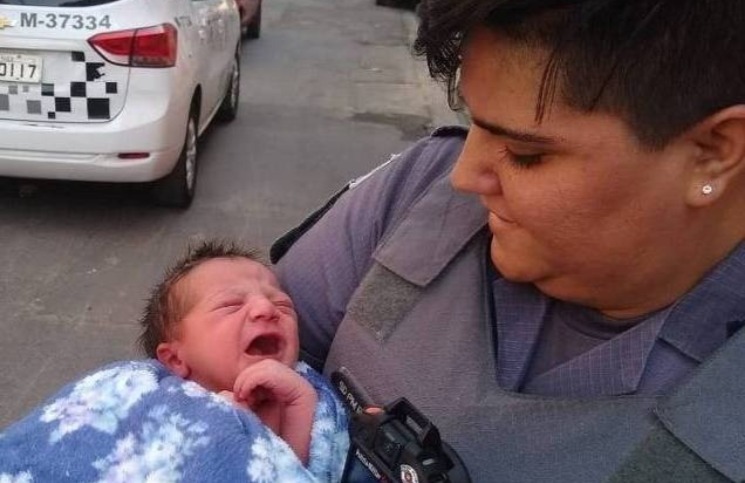 Encontro A Un Bebe Recien Nacido En Una Caja De Zapatos Quiere Adoptarlo La 100