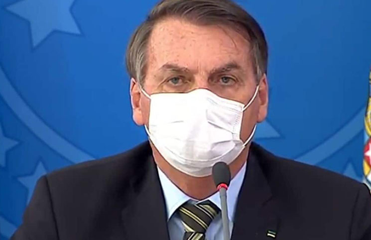 Coronavirus | Usando barbijo, Jair Bolsonaro pidió declarar el "estado de calamidad" en Brasil