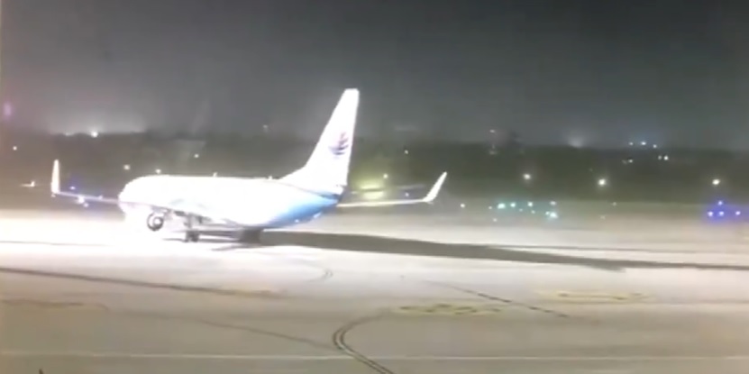 Video: una feroz tormenta arrastró aviones en plena pista