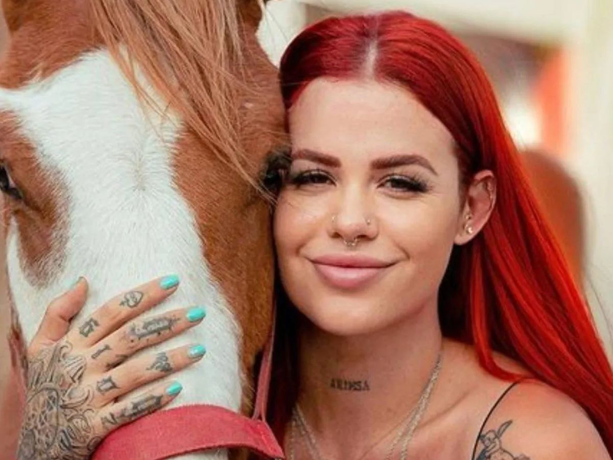 Murió Elena Larrea, la modelo de OnlyFans de 31 años que había fundado un  santuario de caballos | La 100