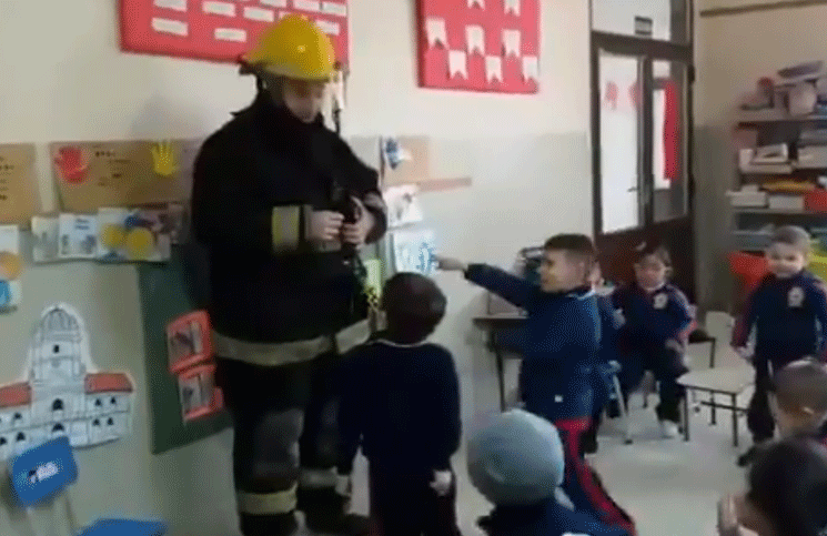 El particular reclamo de un niño a un bombero que fue a  un jardín a dar una charla.