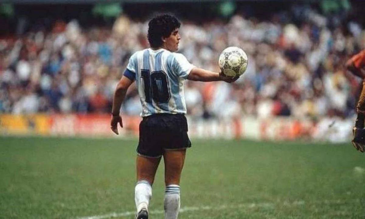 El día que Maradona conoció a Pelé: cómo se gestó la histórica foto de 1979  - LA NACION