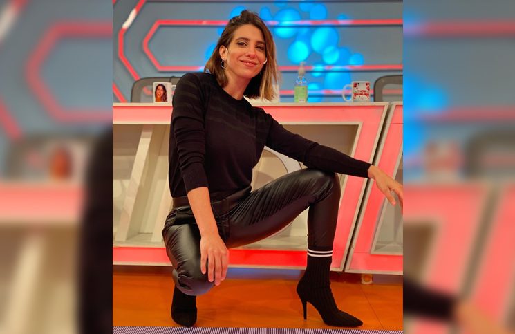 Agachada y con un (ajustado) pantalón de cuero, Cinthia Fernández se robó  toda la atención | La 100