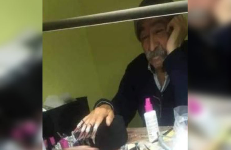 Un papá se dejó poner uñas postizas para que su hija pueda aprobar un examen