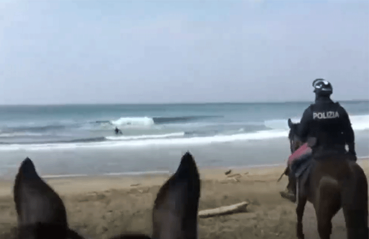 Coronavirus la policía detuvo a otro surfer que violó la cuarentena en la playa