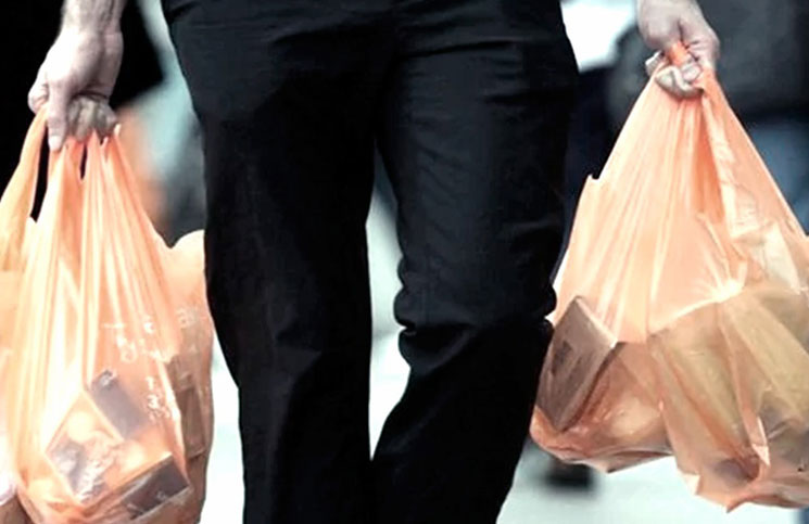 Viral |Se olvidó de llevar bolsas para comprar y llevó todos los productos  en su ropa | La 100