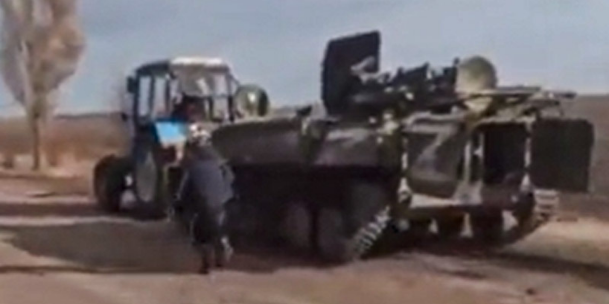 Un granjero ucraniano robó un tanque ruso con su tractor y se volvió viral 