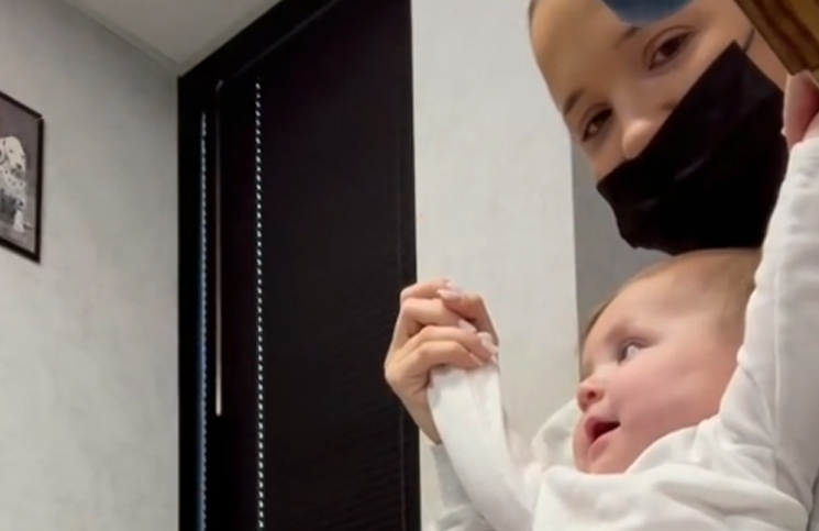Video: el truco infalible de un médico para vacunar a un bebé (ni se dio cuenta)