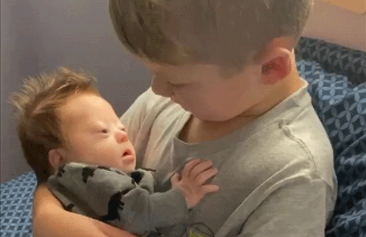 Enternecedor video de un nene cantándole a su hermanito con síndrome de Down
