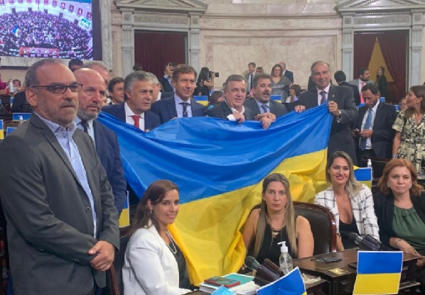 La oposición llenó el Congreso de banderas de Ucrania para cuestionar la postura del Gobierno