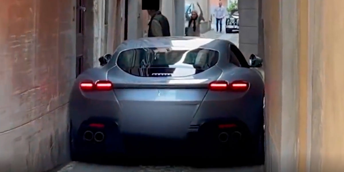 Un Ferrari Roma quedó incrustado en un callejón de Italia: el dueño no pudo sacarlo de ahí