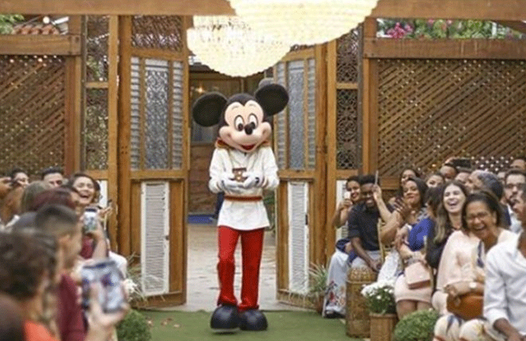 No viajó a Disney para poder casarse pero su novio le trajo a Mickey de sorpresa