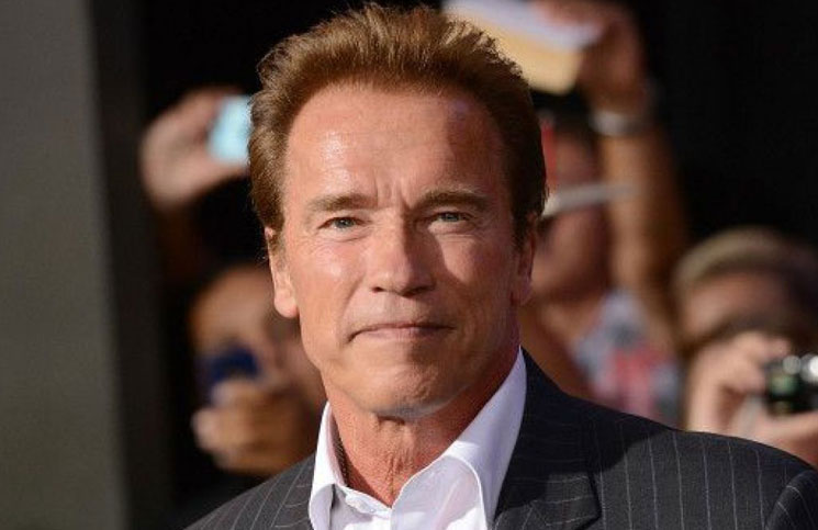 Arnold  Schwarzenegger usó una peculiar carcasa de él mismo en su iPhone 11 y… ¡se volvió viral!