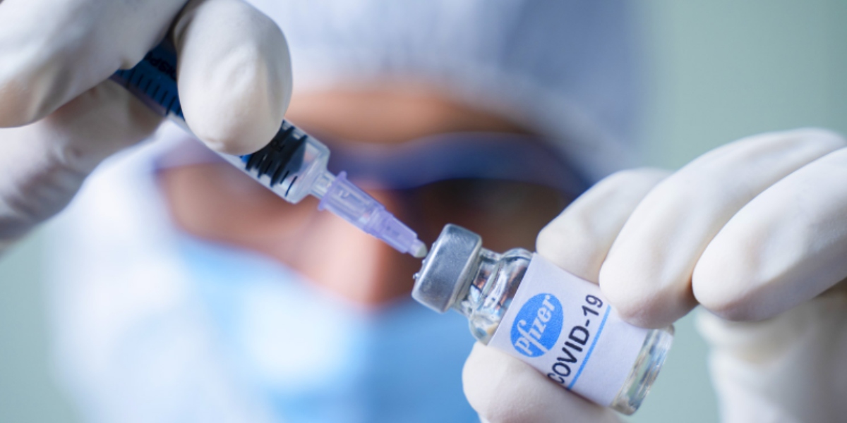 Una mujer recibió seis dosis de la vacuna de Pfizer por error