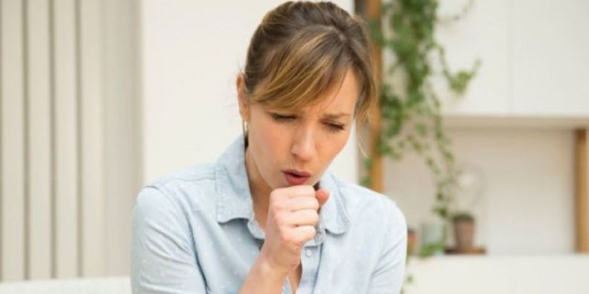 Por qué seguimos con tos después de recuperarnos del coronavirus y cómo aliviarla