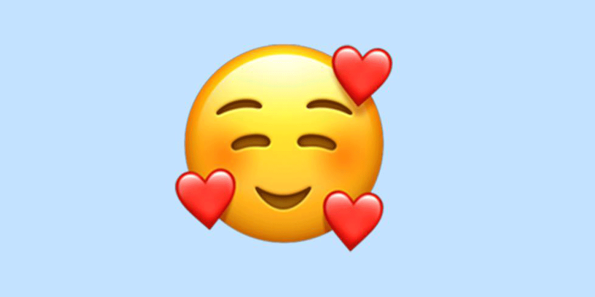 Cuál es el verdadero significado del emoji de la carita rodeada de corazones en WhatsApp