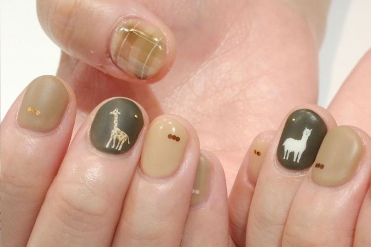 Glass Nails o uñas foil: la nueva (y colorida) tendencia de la temporada