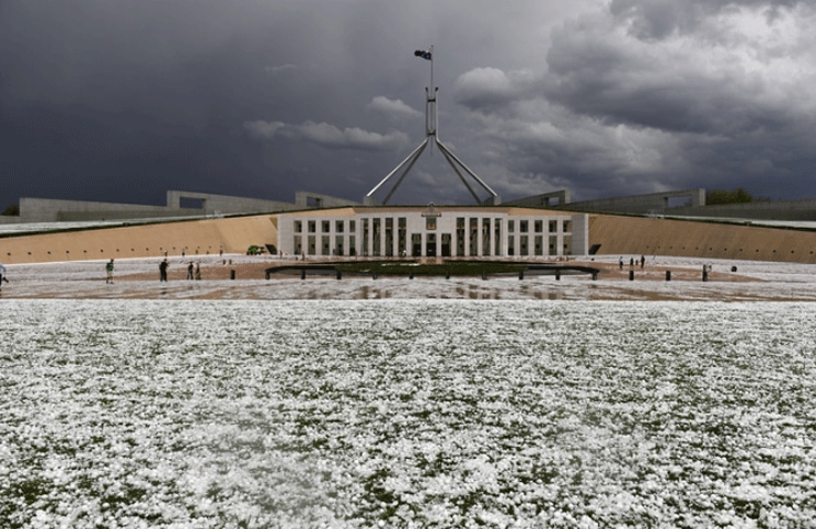 El granizo en los jardines del Parlamento en Canberra