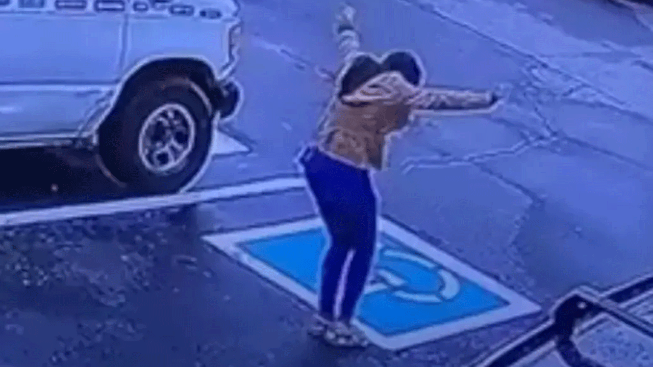 Consiguió trabajo y lo festejó bailando en la calle, el video es viral