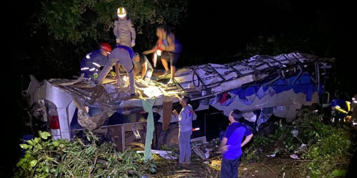 Conmoción en Brasil: un micro cayo por un acantilado y hay al menos 11 víctimas fatales