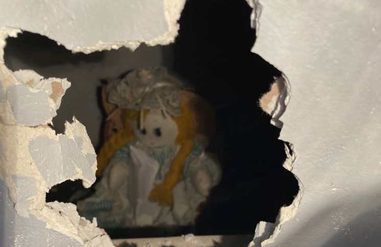 Encontró una “muñeca asesina” dentro de la pared con un terrorífico mensaje: “Apuñalarlos fue mi elección”