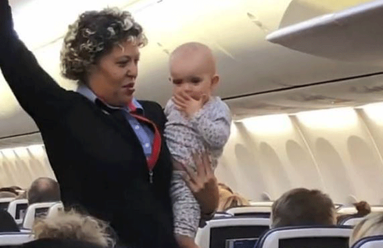 Video: un bebé no paraba de llorar en pleno vuelo y la azafata tuvo un dulce gesto que lo calmó