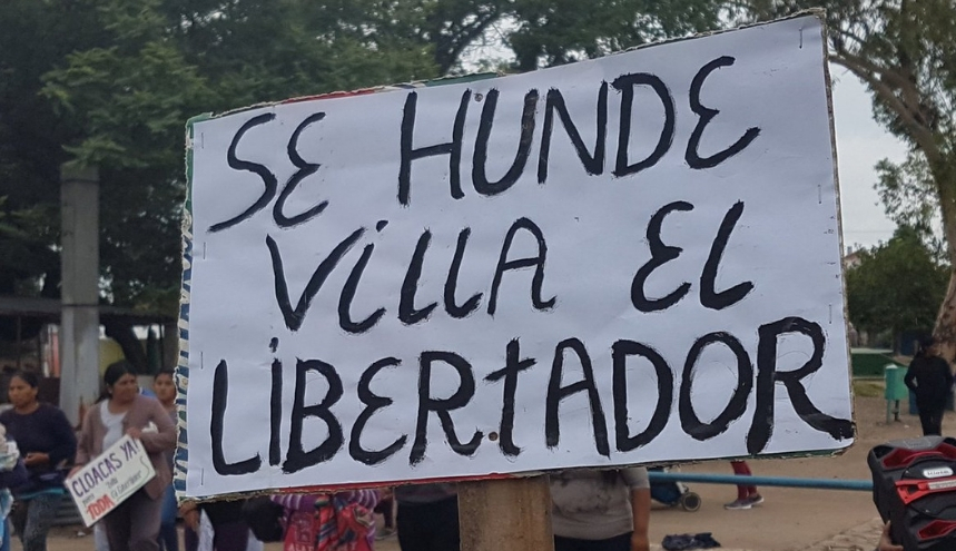 Cansados de esperar por las cloacas, vecinos de Villa El Libertador marchan al CPC