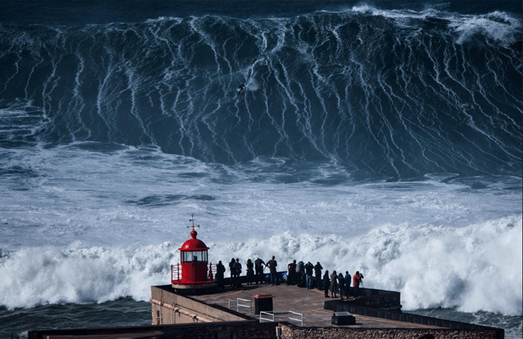 Video: Impresionante rescate a un surfista atrapado en una de las olas más grandes del mundo