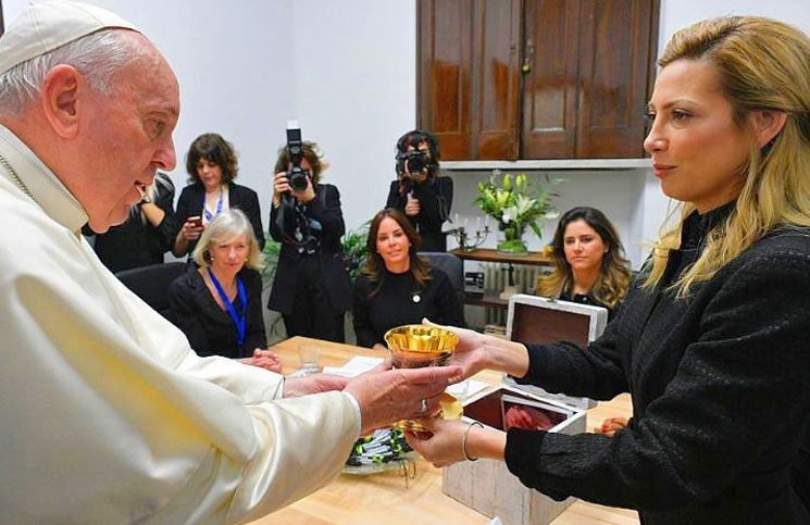 El Papa Francisco devolvió el cáliz que le regaló la Primera Dama, Fabiola