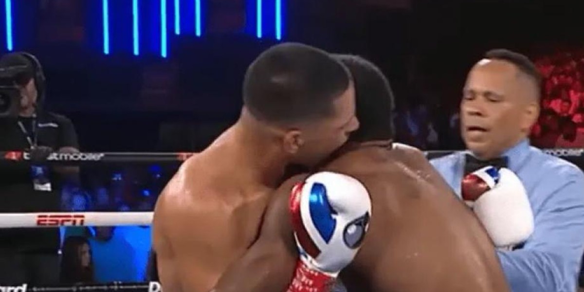 A boxer tried to bite his rival's ear: 