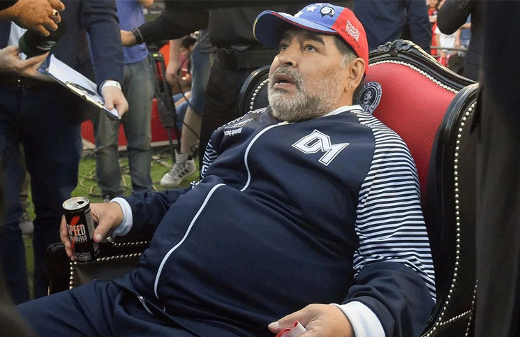 Diego Maradona se fue de Gimnasia y estallaron los memes