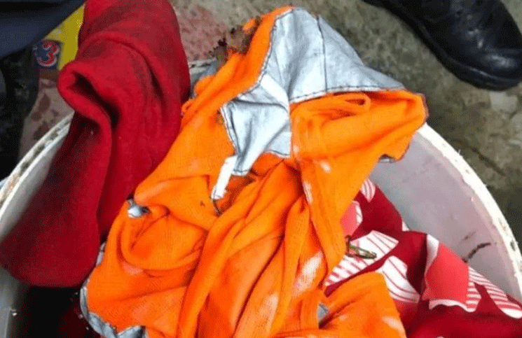 Parte de la ropa ensangrentada que encontraron en la casa del sospechoso de matar al mecánico