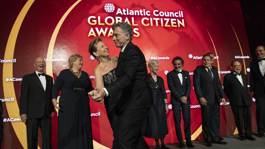 Mauricio Macri sacó a bailar a la anfitriona del Global Citizen Award |  Radio Mitre